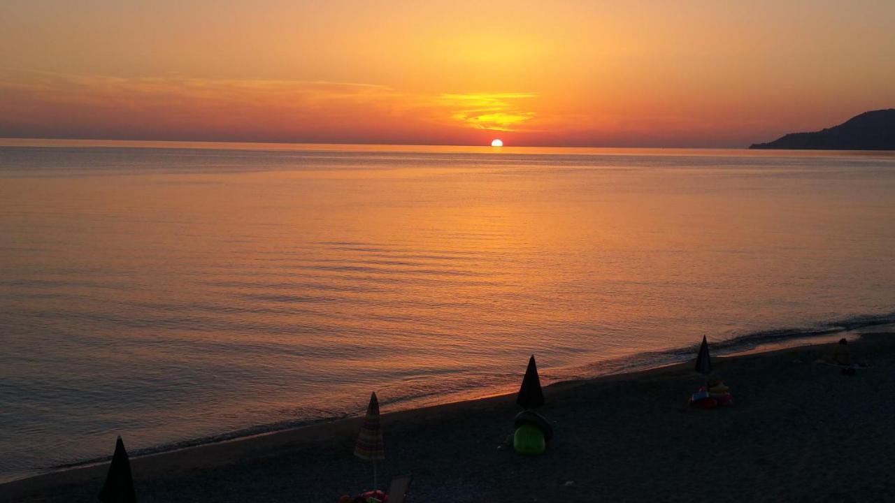 A Due Passi Dal Mare Bed and Breakfast Acquappesa Exteriör bild